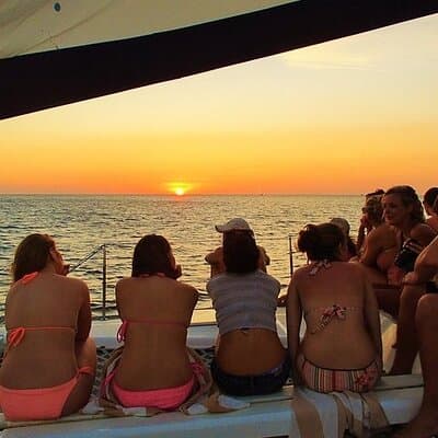 Unwind with a perfect sunset view! Grab a drink, relax with your friends, and enjoy the magical golden hour views on your Costa Rica Catamaran: Snorkeling, Sunset, Drinks & Fresh Bites tour!