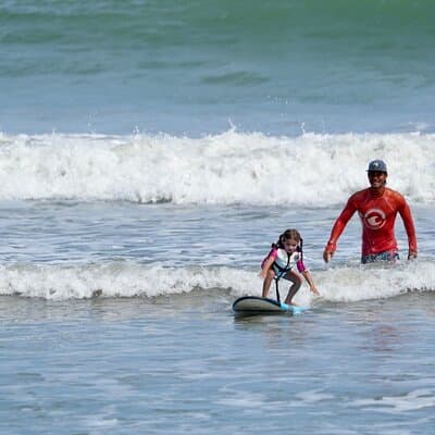 Surf Lessons for the whole family in Playa Sámara photo 5