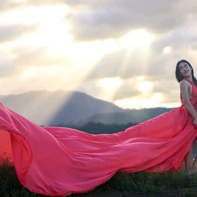 Magic – Stunning pink Flying Dress at sunset, capturing a dreamy and unforgettable moment!